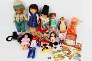 Walker & Steer - Sarold - Others - An unboxed group of plastic and vinyl dolls / toys from various