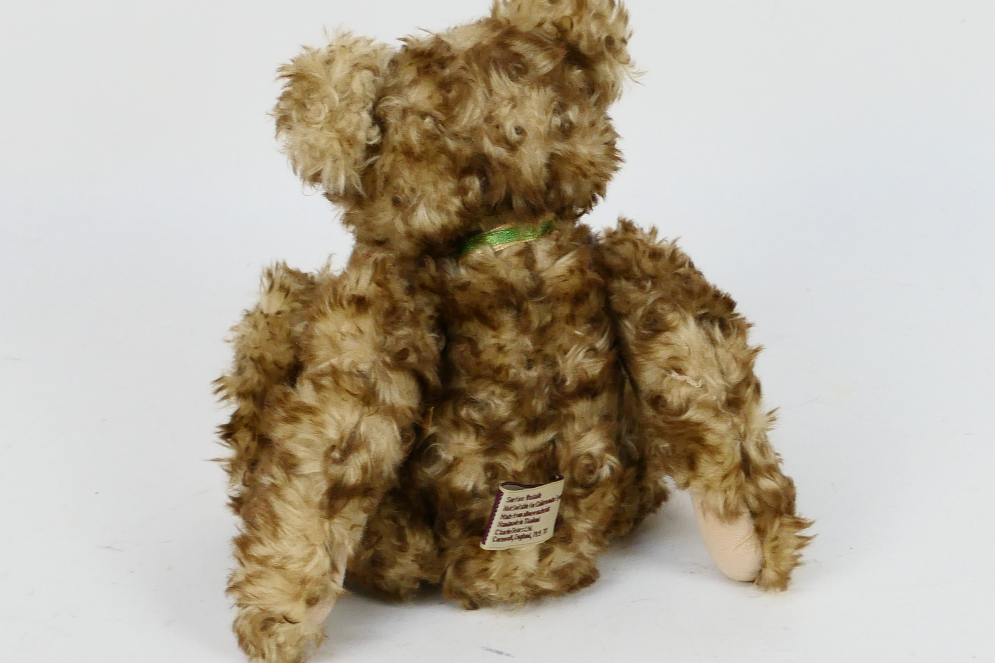 Charlie Bears - An unmarked Charlie Bears soft toy teddy bear with jointed limbs, - Image 5 of 5