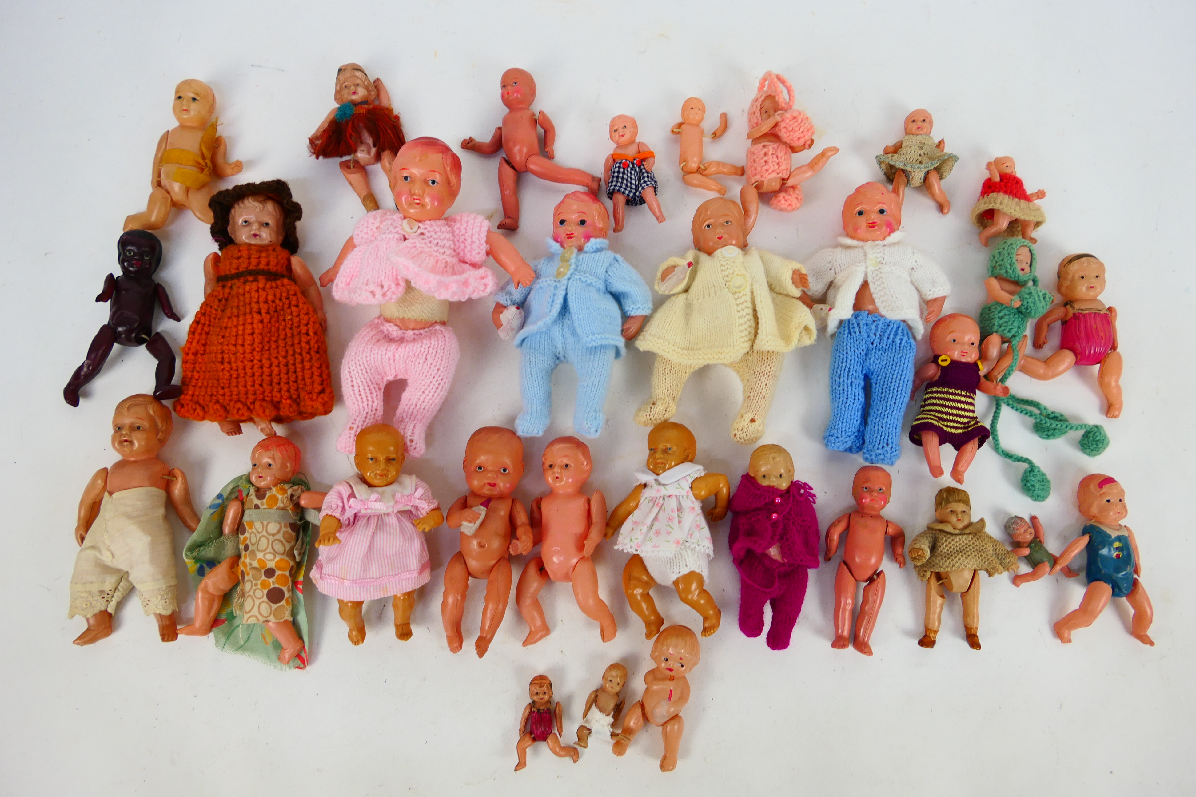 A large quantity of collectable dolls in various sizes and materials, - Image 9 of 28