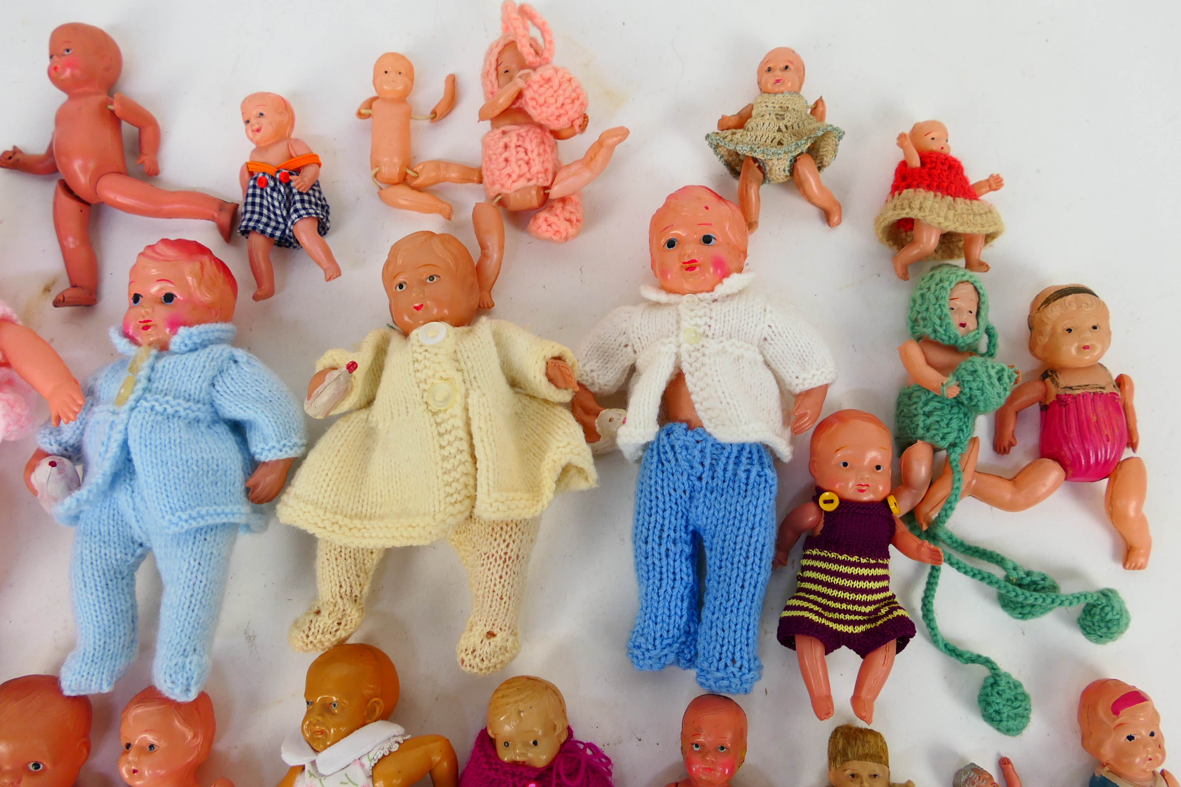 A large quantity of collectable dolls in various sizes and materials, - Image 12 of 28