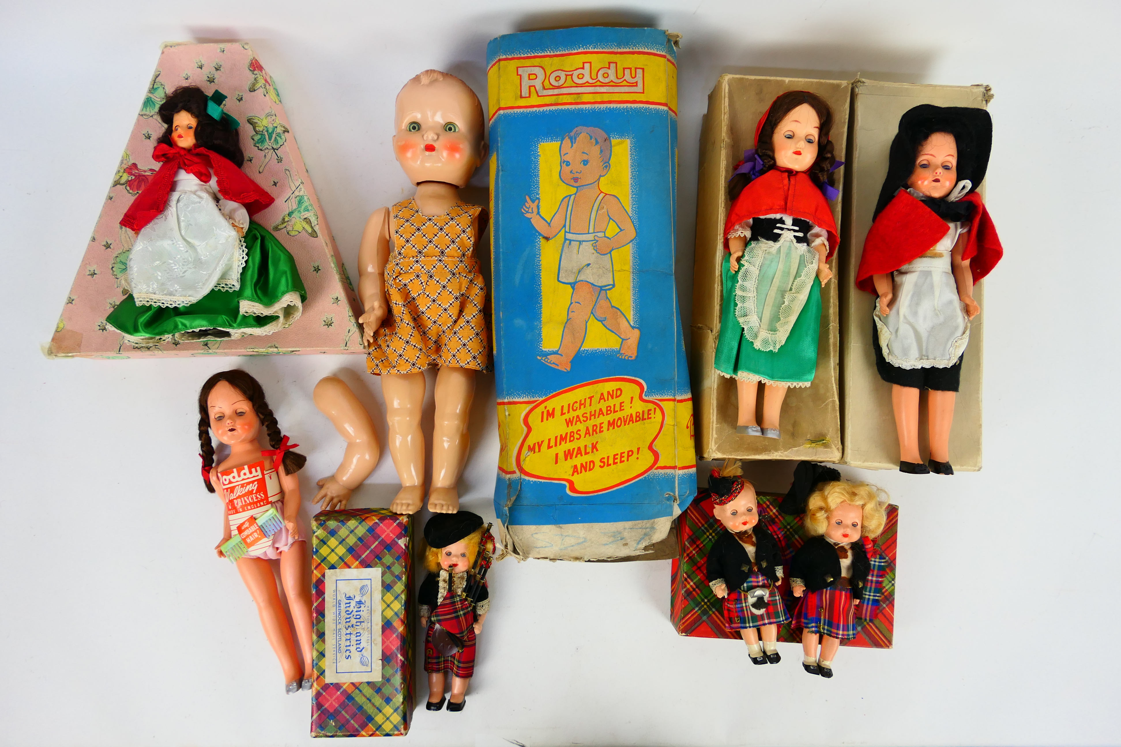 A large quantity of collectable dolls in various sizes and materials, - Image 21 of 28