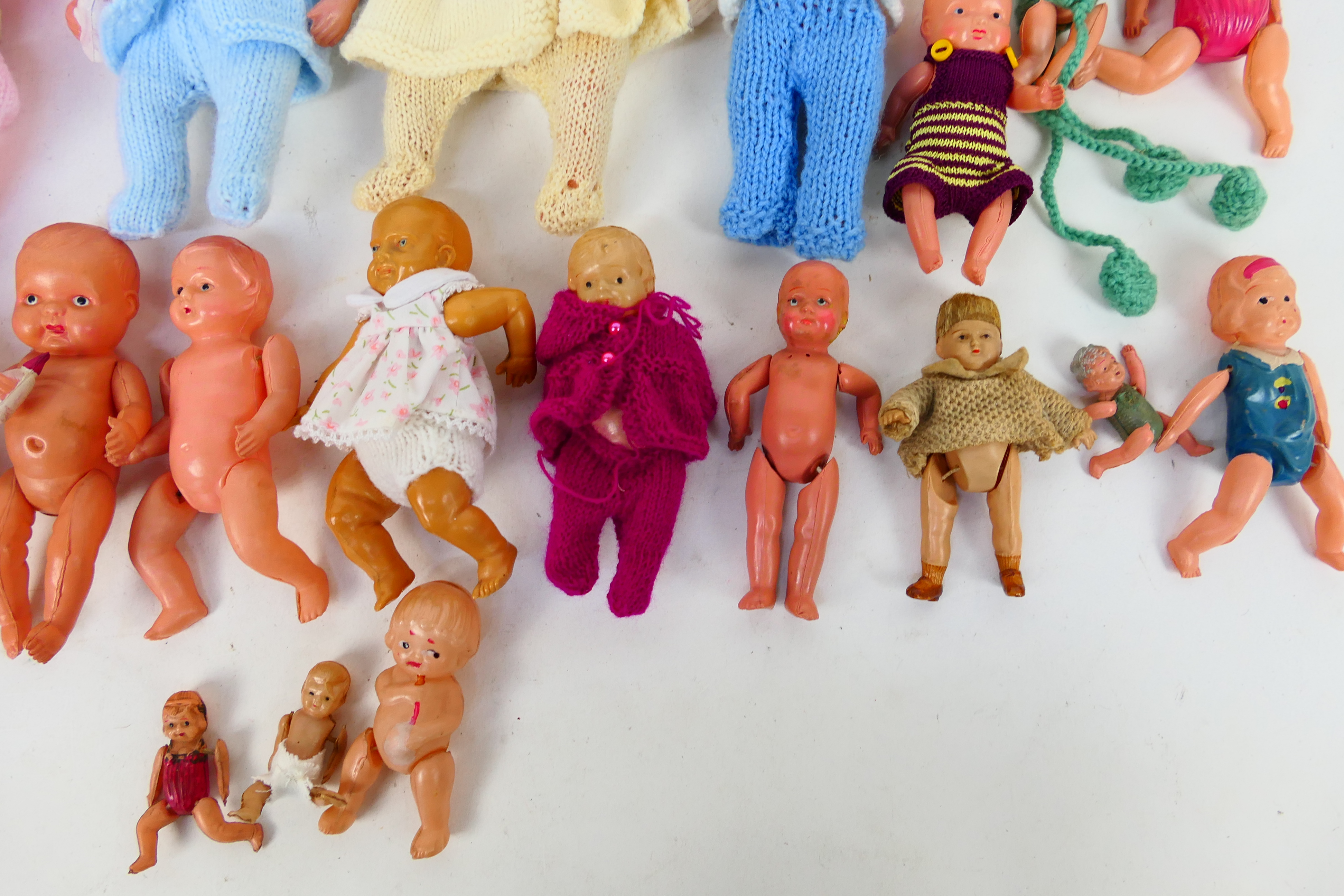 A large quantity of collectable dolls in various sizes and materials, - Image 11 of 28