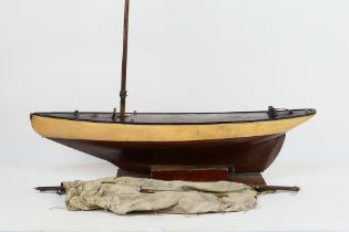 Unbranded - A large early 20th century wooden pond yacht on stand measuring 88 cm in length,