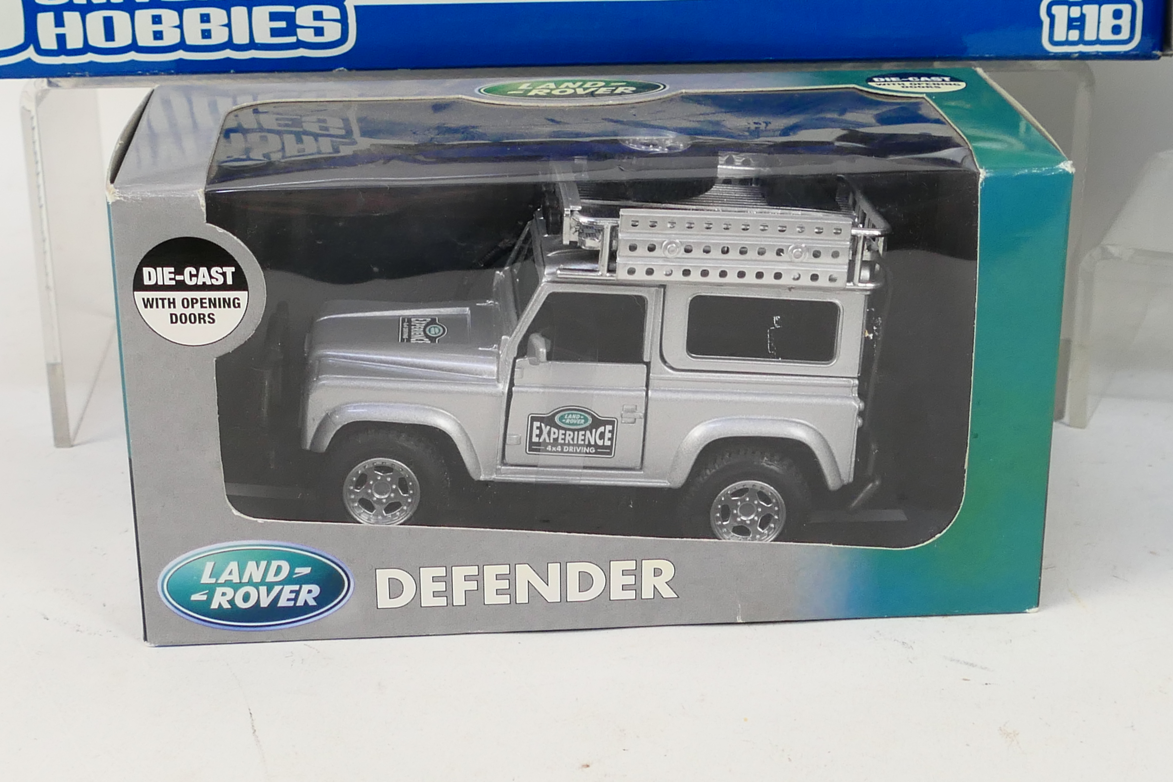 Bburago - Universal Hobbies - Corgi - Four boxed diecast Land Rover vmnodel vehicles in various - Image 3 of 5