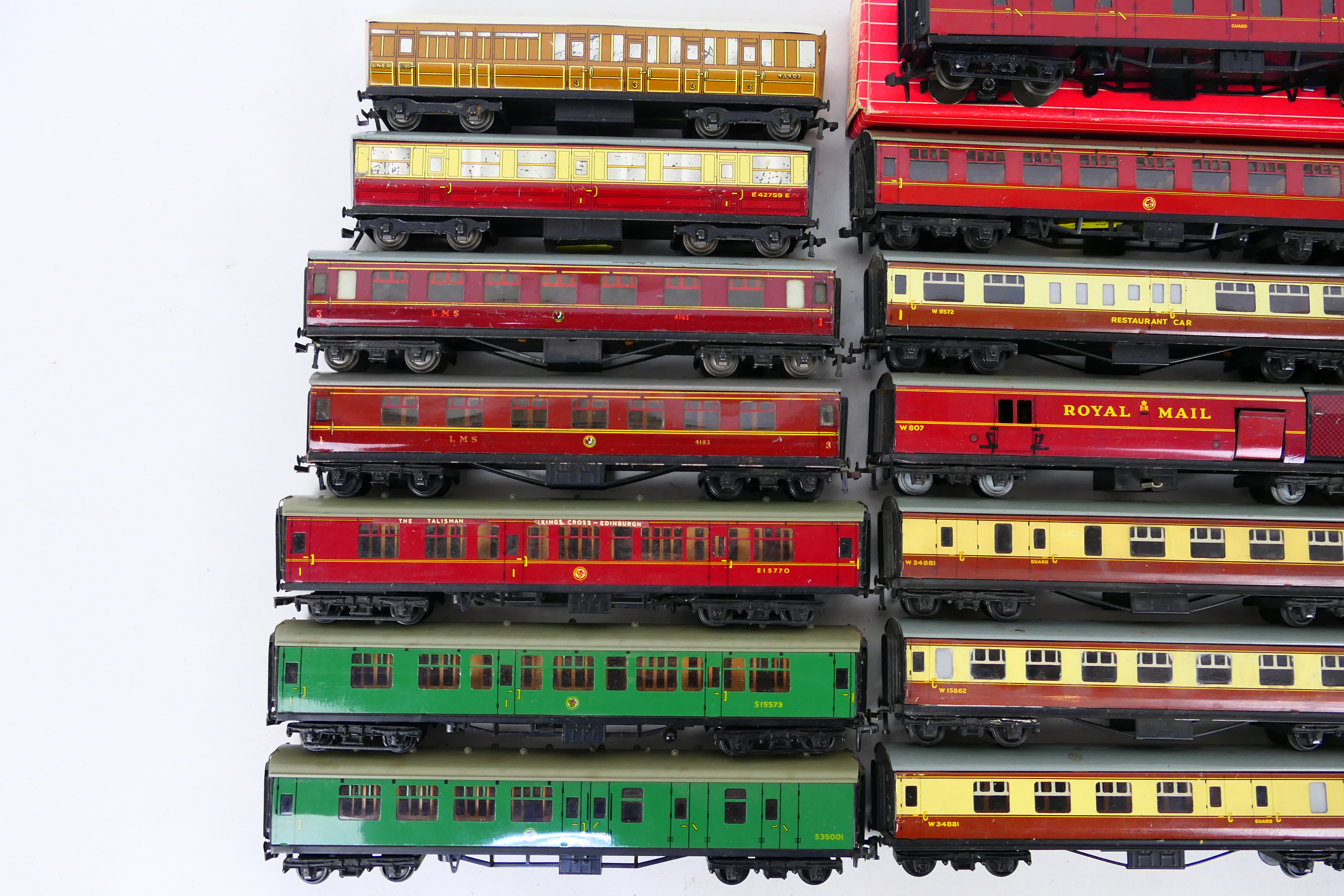 Hornby Dublo - 15 x unboxed and 4 x boxed metal type Dublo coaches in various colours and liveries - Image 2 of 4