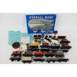 Hornby Dublo - Peco - Trix - Others - A collection of Hornby Dublo freight rolling stock with a