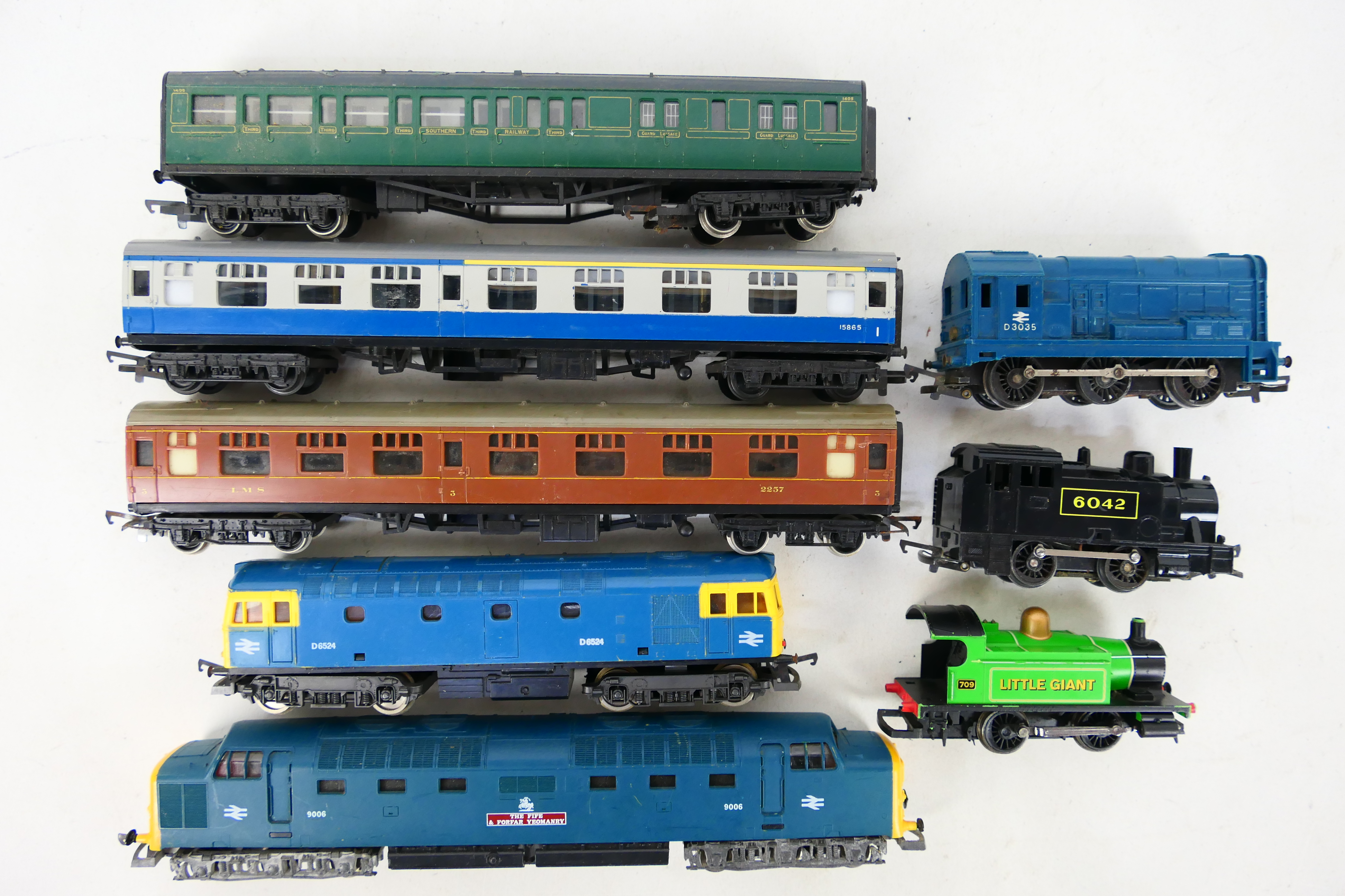 Lima - Hornby - Five unboxed OO gauge locomotives with three unboxed passenger carriages.