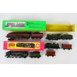 Hornby Dublo - Other - A small group of boxed and unboxed OO gauge rolling stock with two wagons.