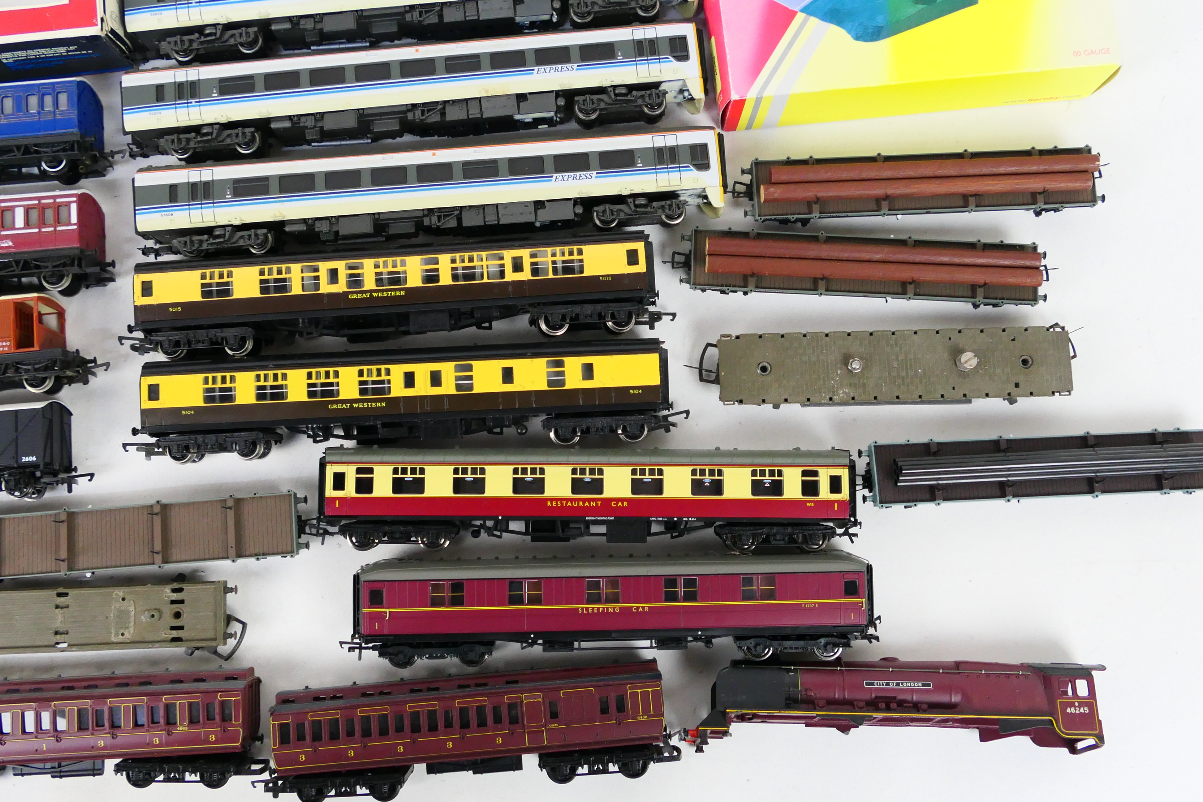Hornby - Bachmann - Lima - Wrenn - A collection of OO gauge rolling stock including 3 x DMU dummy - Image 7 of 7
