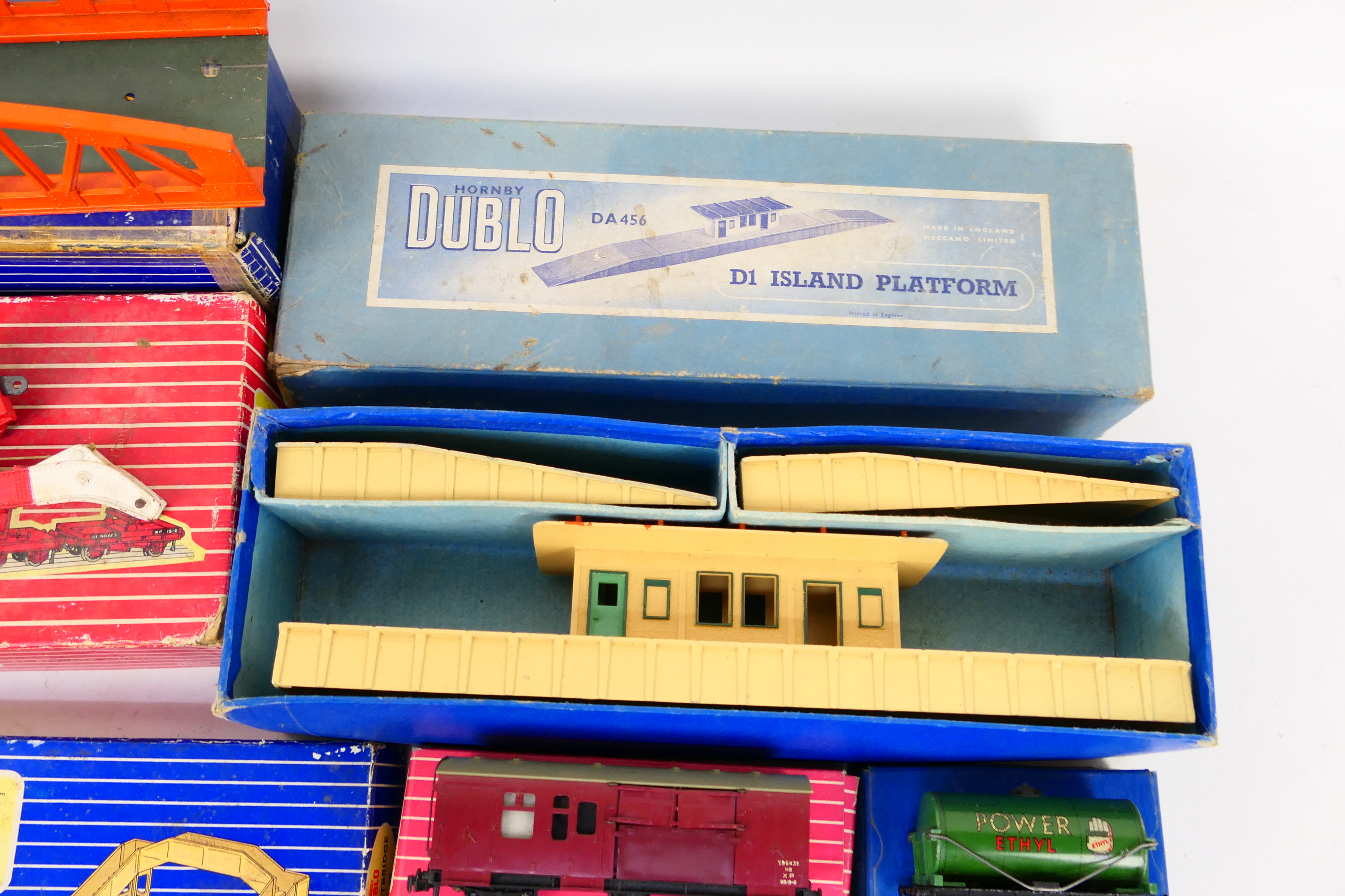 Hornby Dublo - Mike's Models - A collection of boxed rolling stock and buildings including 10 x - Image 5 of 5