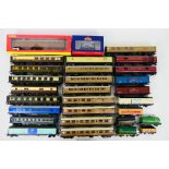 Hornby - Lima - Bachmann - A group of OO gauge rolling stock including Pullman coaches,