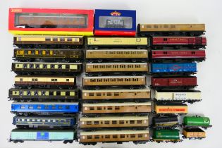 Hornby - Lima - Bachmann - A group of OO gauge rolling stock including Pullman coaches,