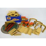 Hornby Dublo - An mixed group of boxed and unboxed Hornby Dublo station buildings and accessories