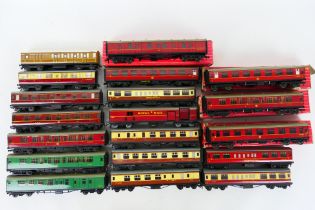 Hornby Dublo - 15 x unboxed and 4 x boxed metal type Dublo coaches in various colours and liveries