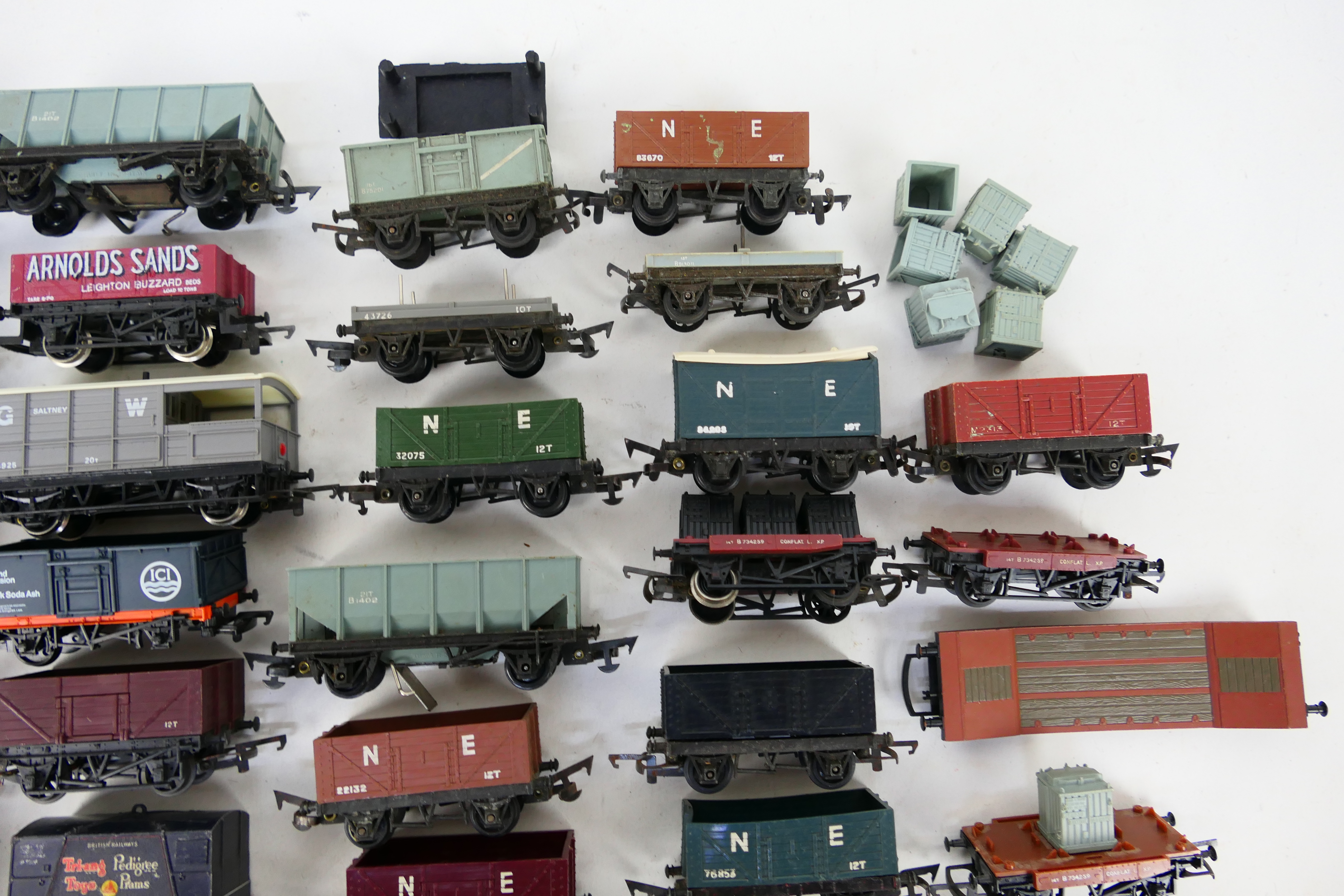 Hornby - Triang - An unboxed group of 33 items of OO/HO gauge freight rolling stock. - Image 3 of 4