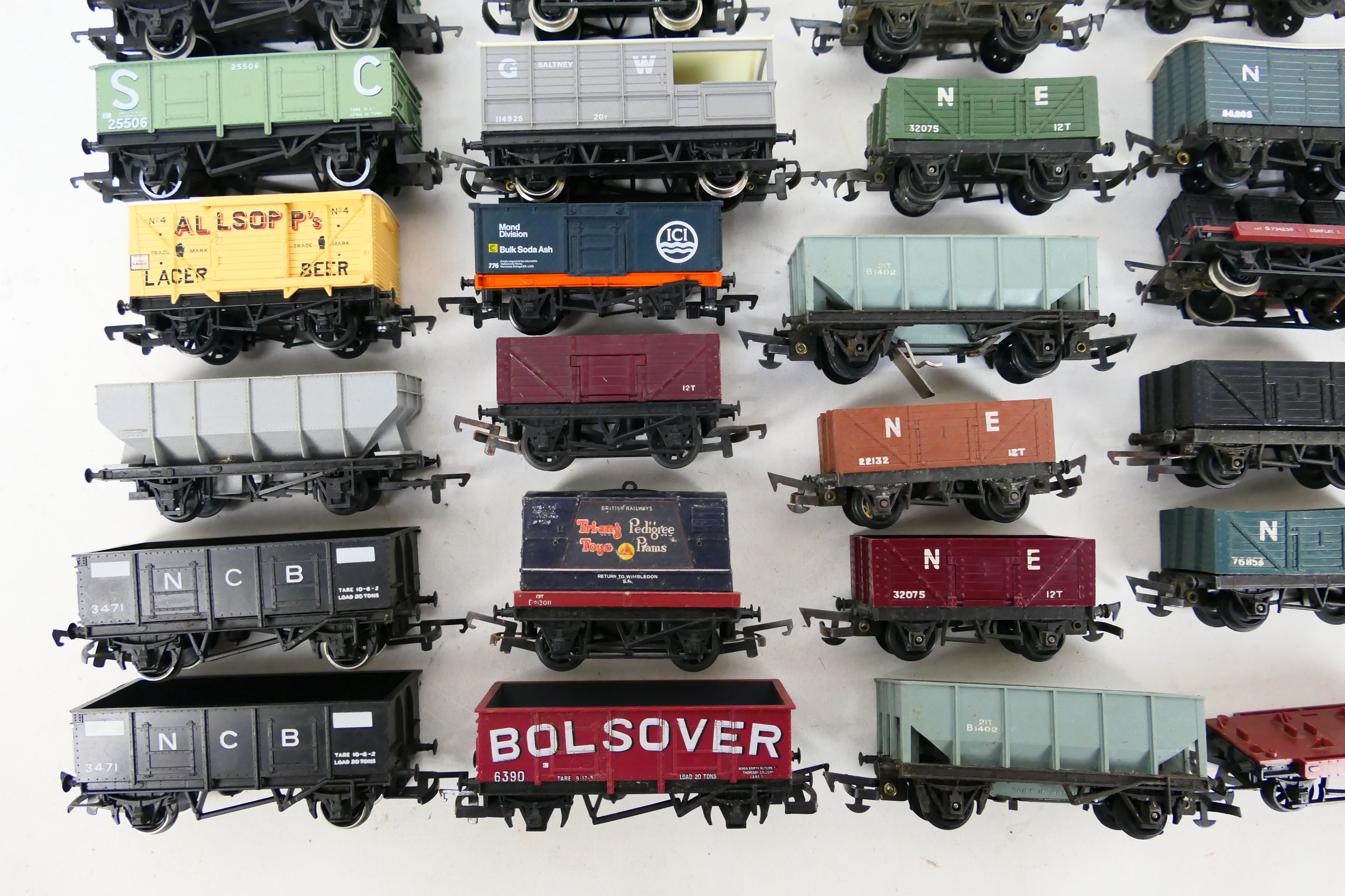 Hornby - Triang - An unboxed group of 33 items of OO/HO gauge freight rolling stock. - Image 2 of 4