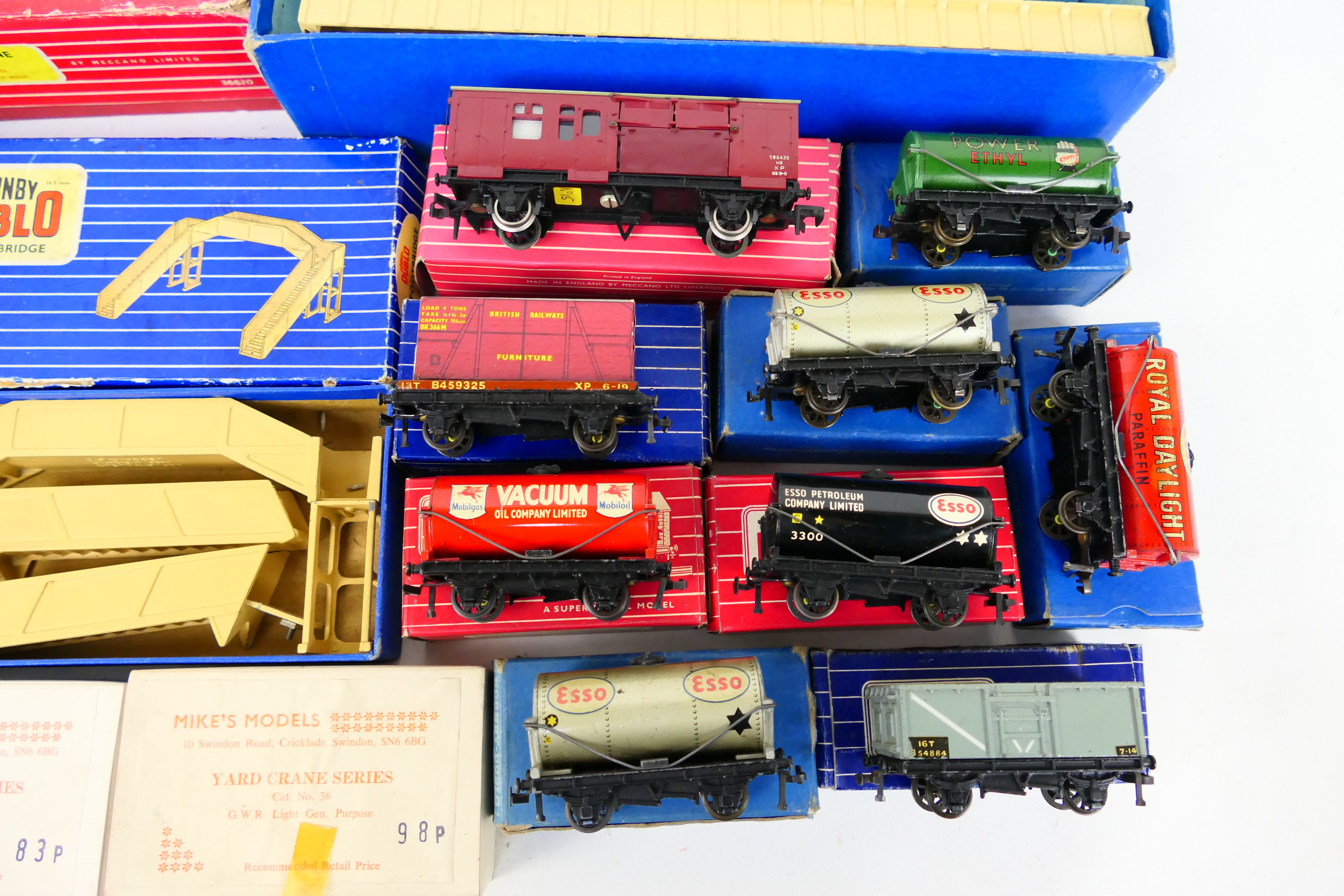 Hornby Dublo - Mike's Models - A collection of boxed rolling stock and buildings including 10 x - Image 4 of 5