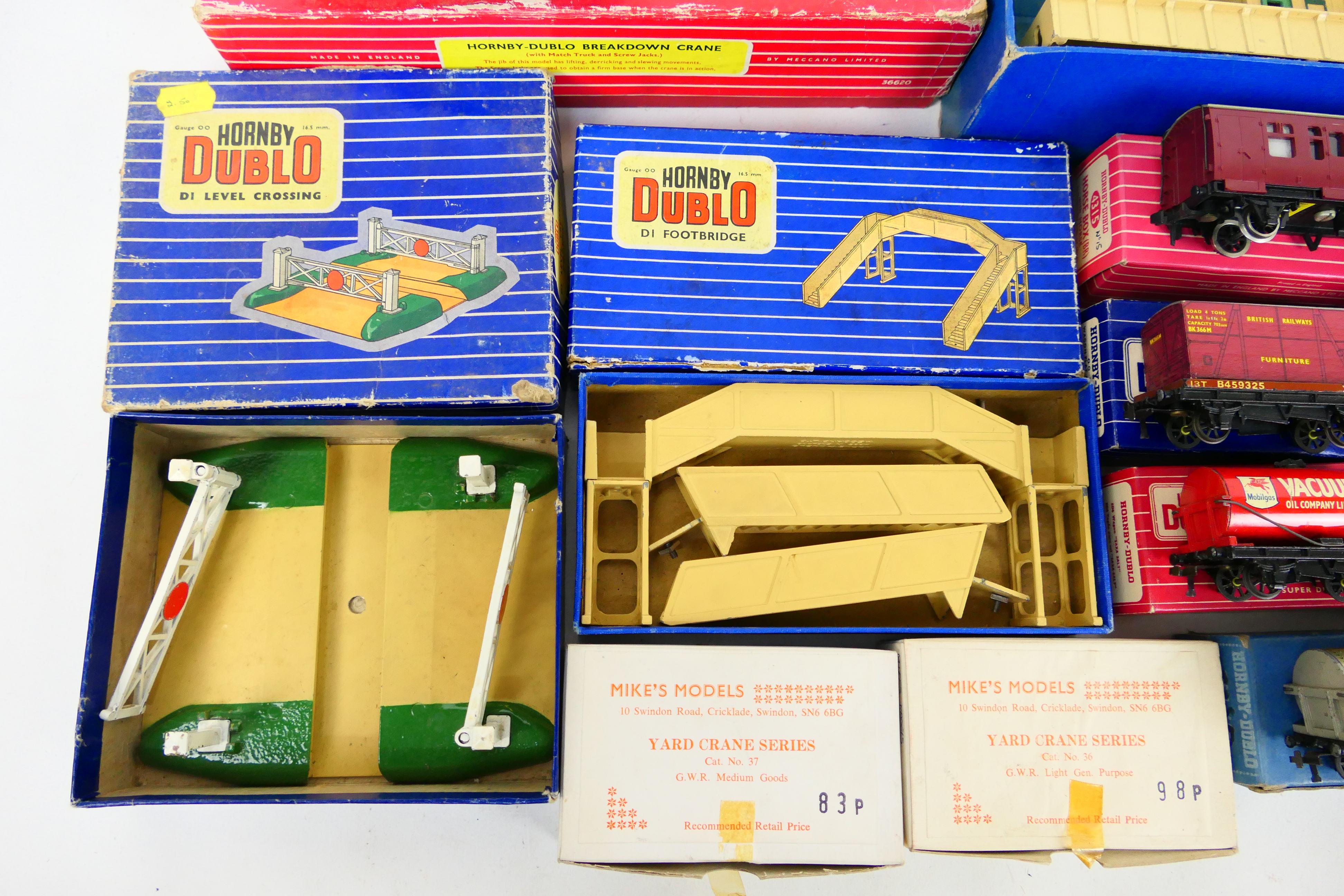 Hornby Dublo - Mike's Models - A collection of boxed rolling stock and buildings including 10 x - Image 3 of 5