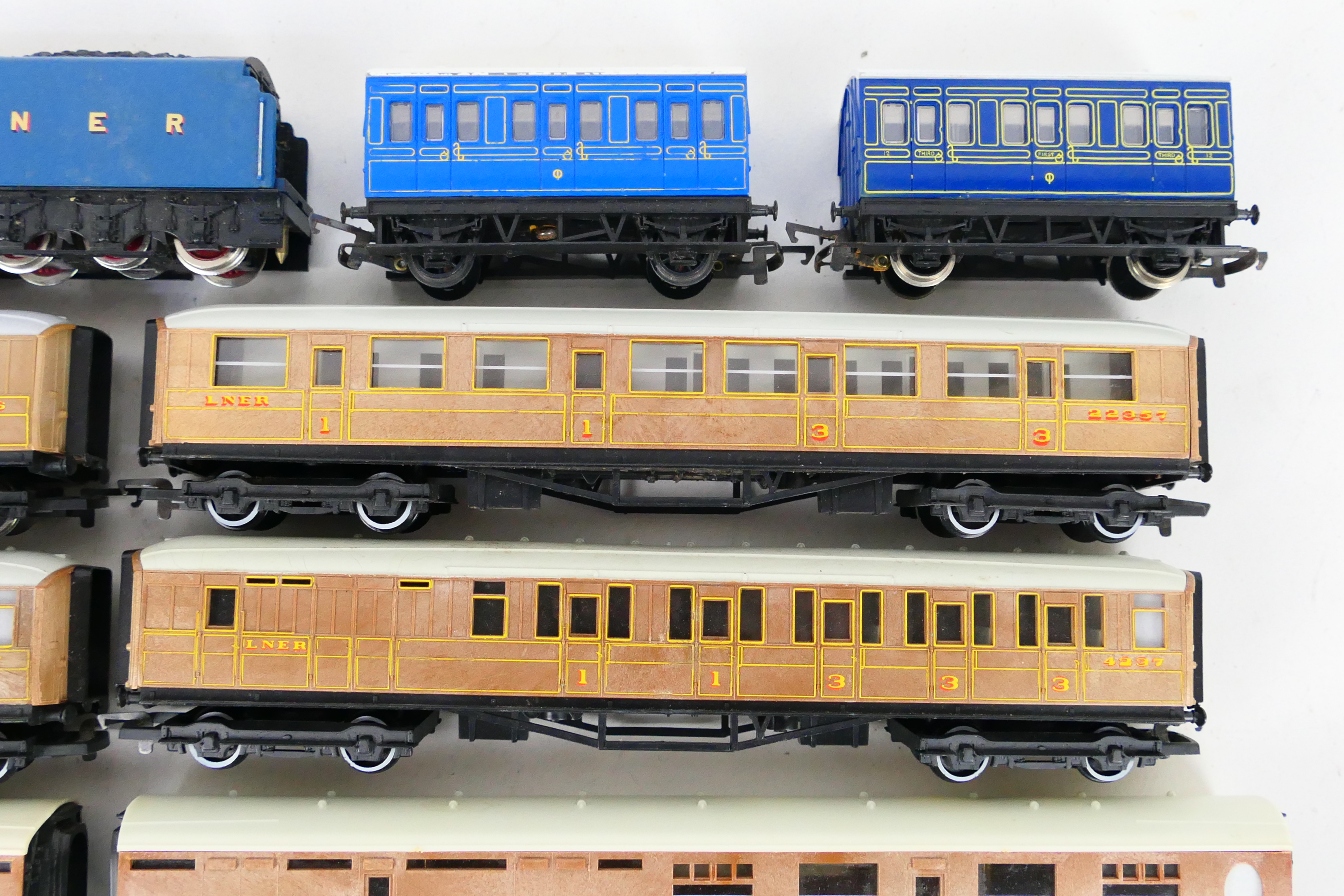 Hornby - Two unboxed Oo gauge steam locomotives and tenders with a group of unboxed passenger - Image 3 of 4