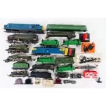 Hornby - Triang - Others - A collection of unboxed OO gauge model railway parts.