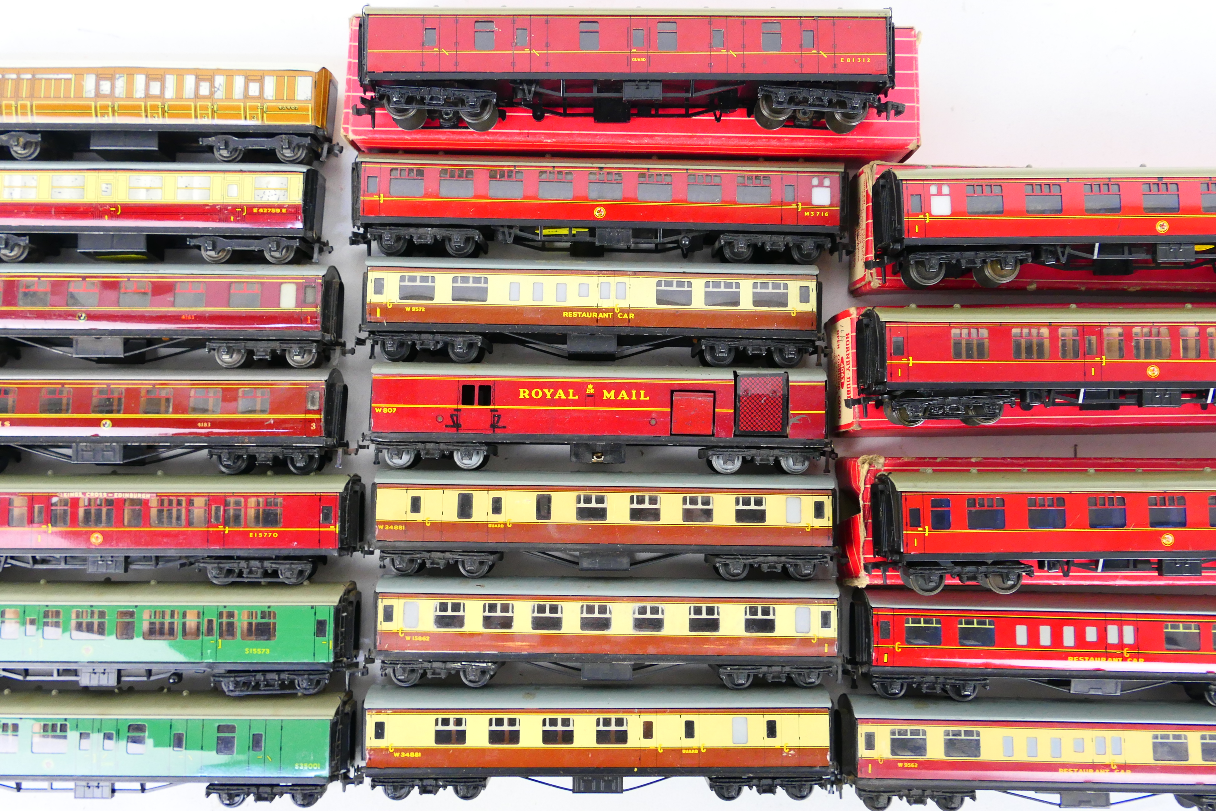 Hornby Dublo - 15 x unboxed and 4 x boxed metal type Dublo coaches in various colours and liveries - Image 3 of 4