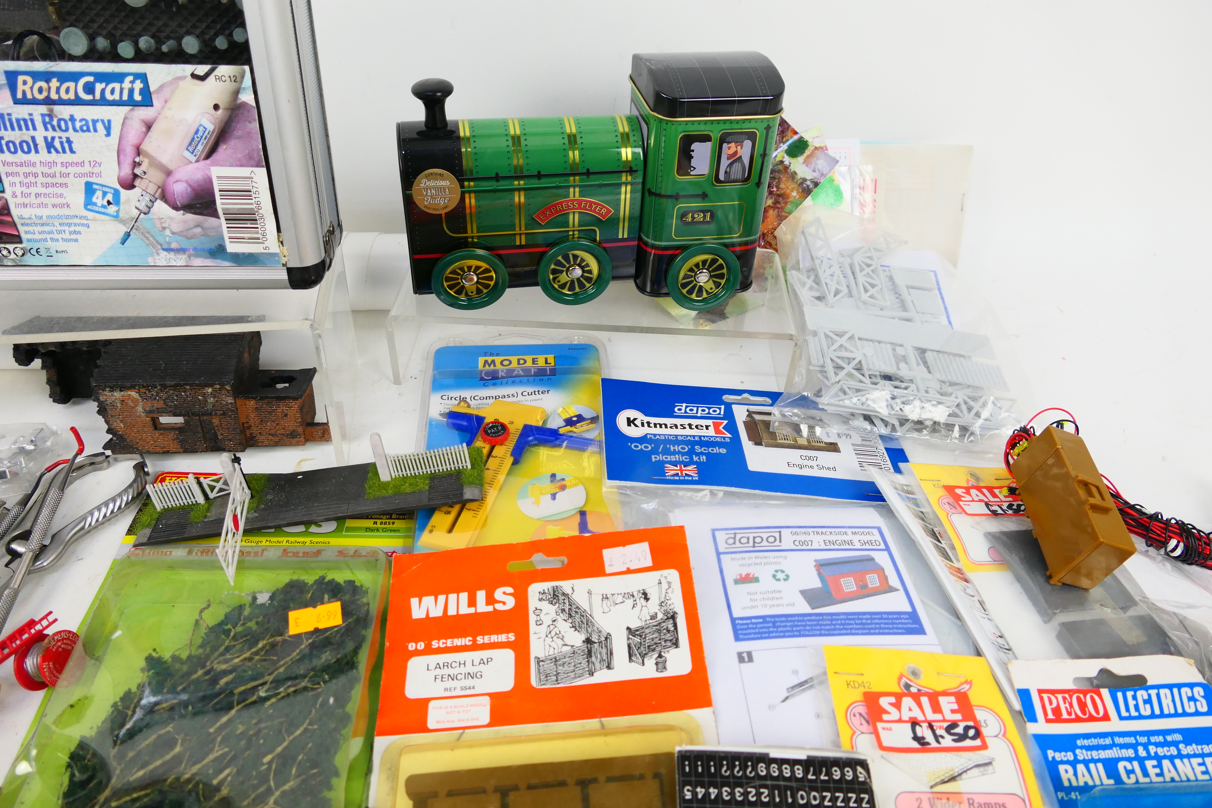 Hornby - Preiser - Faller - Bachmann - A collection of railway scenic items including 5 x boxed - Image 3 of 7