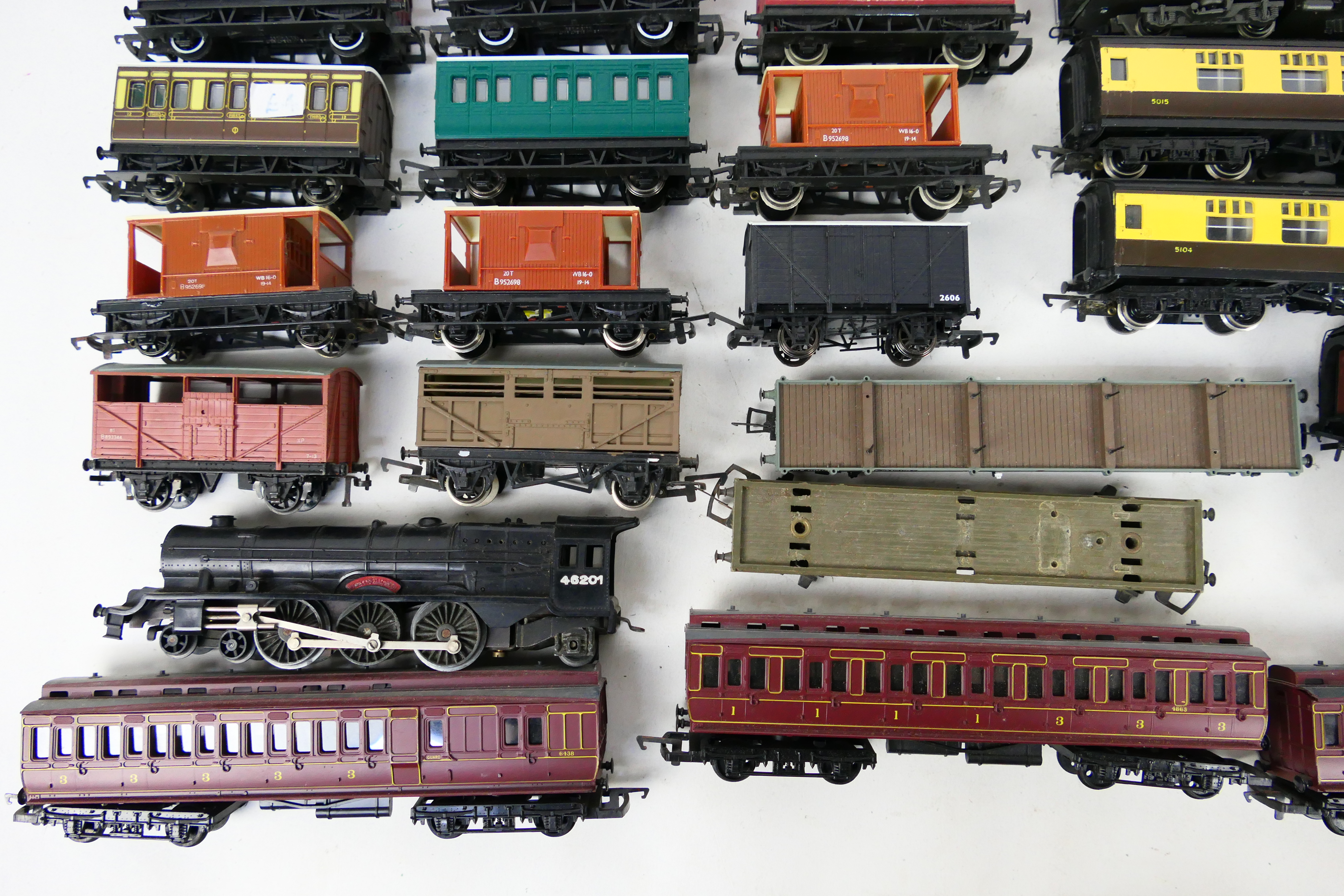 Hornby - Bachmann - Lima - Wrenn - A collection of OO gauge rolling stock including 3 x DMU dummy - Image 3 of 7