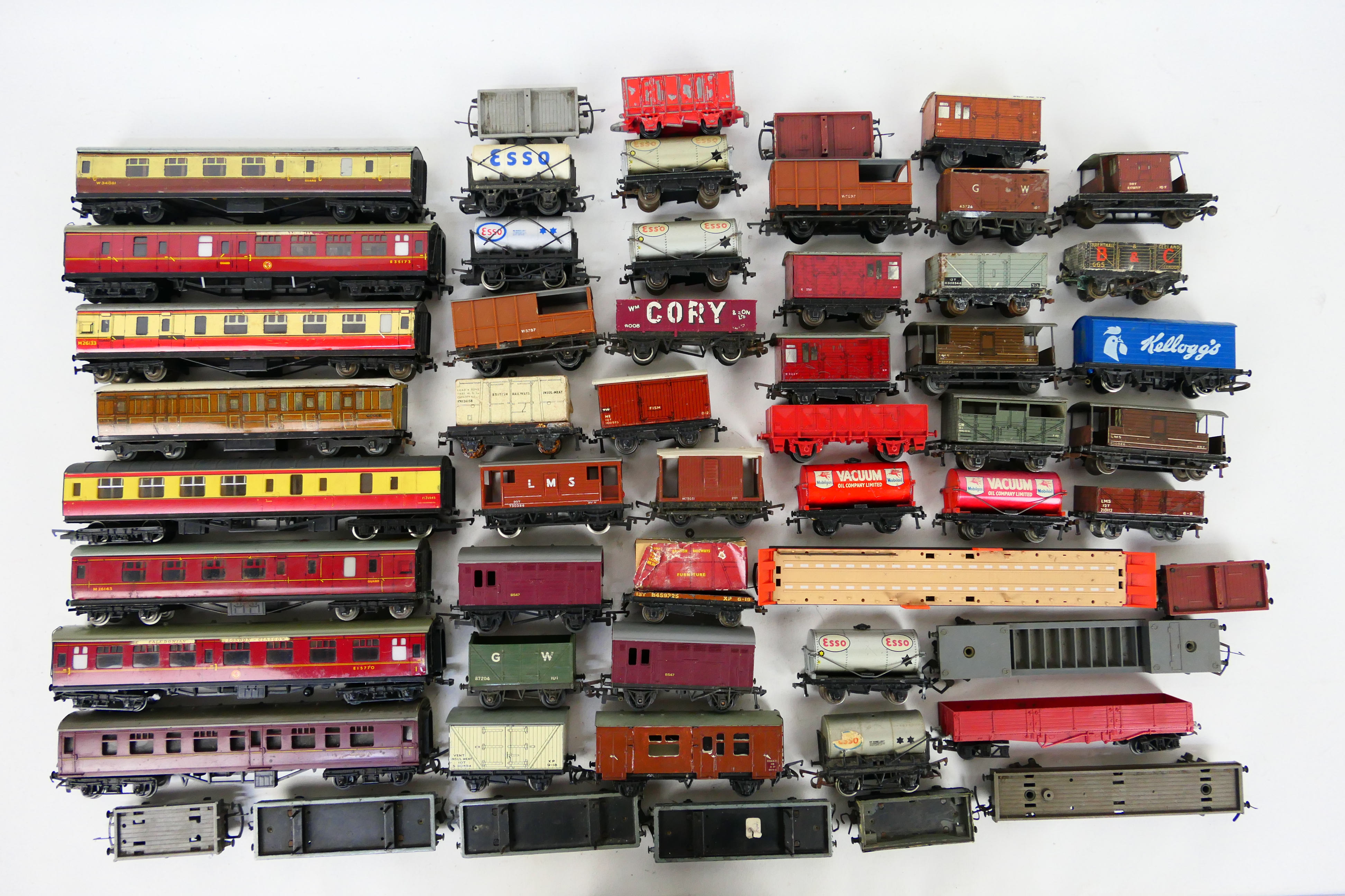 Hornby - Dublo - Tri-ang - A collection of OO gauge rolling stock including 8 x coaches,