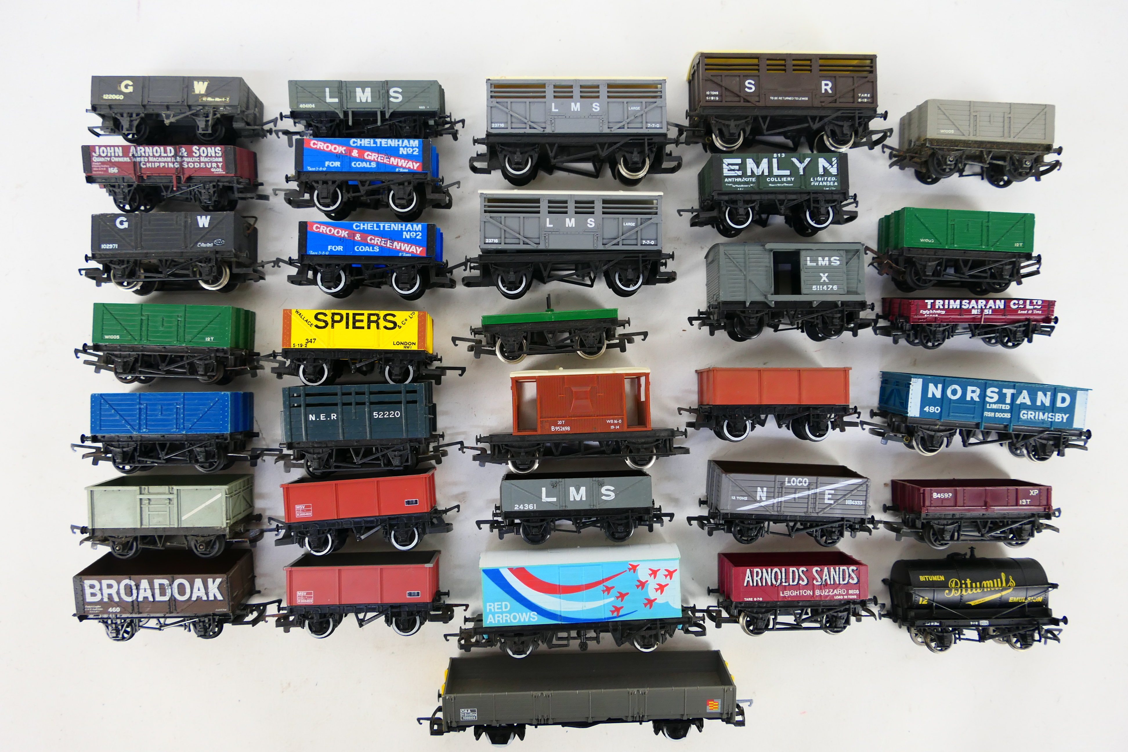 Hornby - Triang - Bachmann - Mainline - Other - An unboxed group of 33 items of OO/HO gauge freight