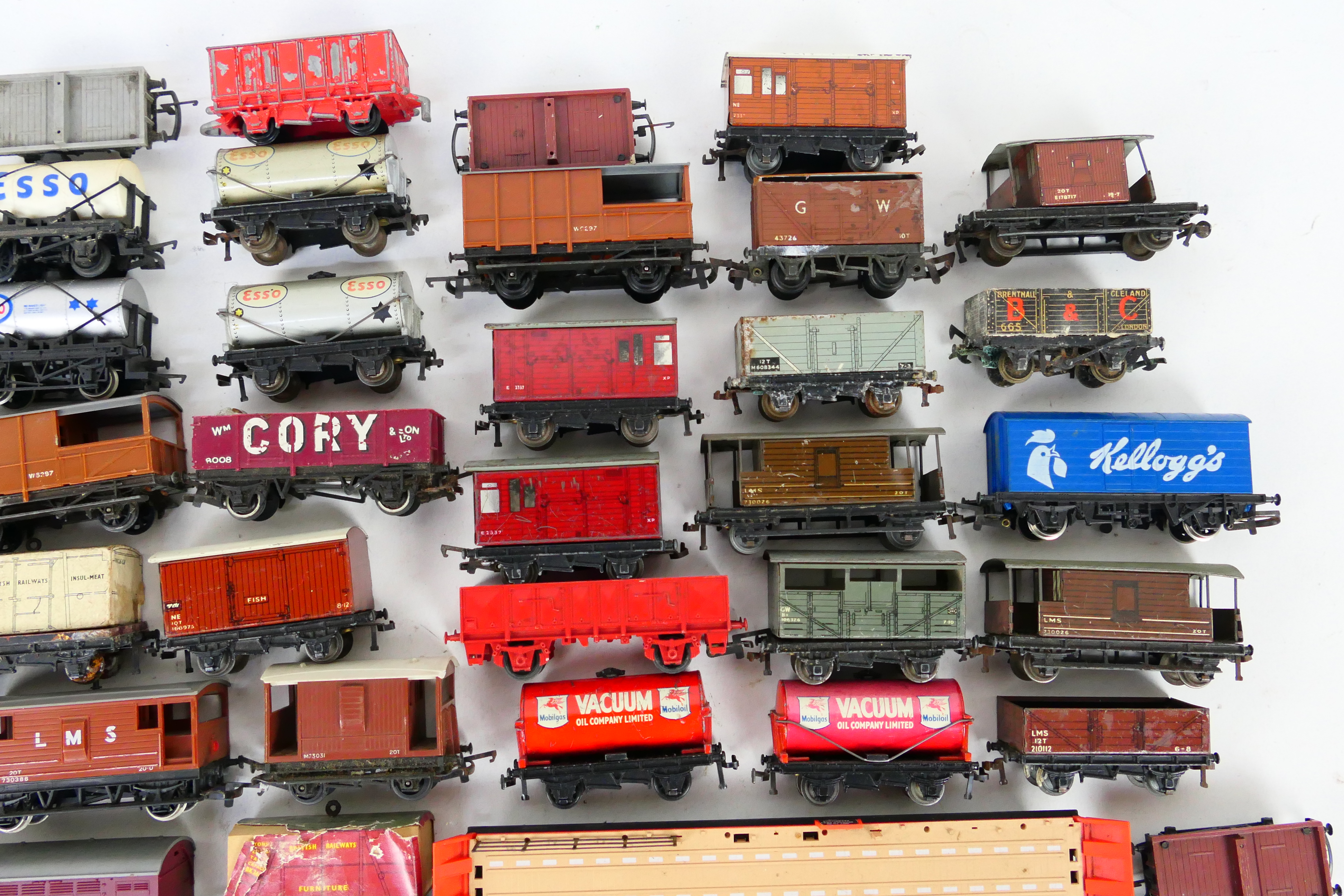 Hornby - Dublo - Tri-ang - A collection of OO gauge rolling stock including 8 x coaches, - Image 3 of 5