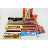 Lima - Triang - Kitmaster - Trix - Other - A mixed collection of boxed OO gauge rolling stock,