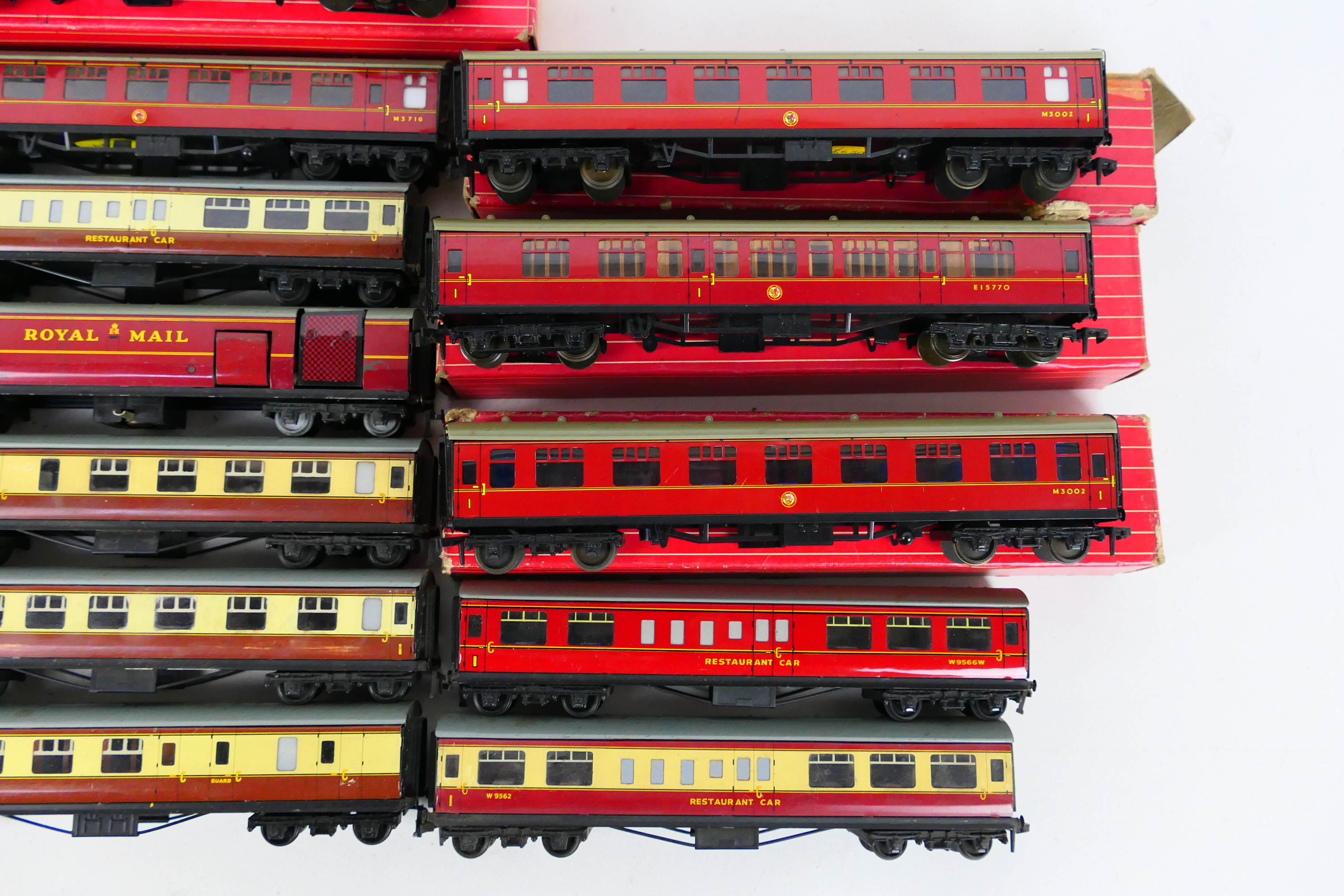 Hornby Dublo - 15 x unboxed and 4 x boxed metal type Dublo coaches in various colours and liveries - Image 4 of 4