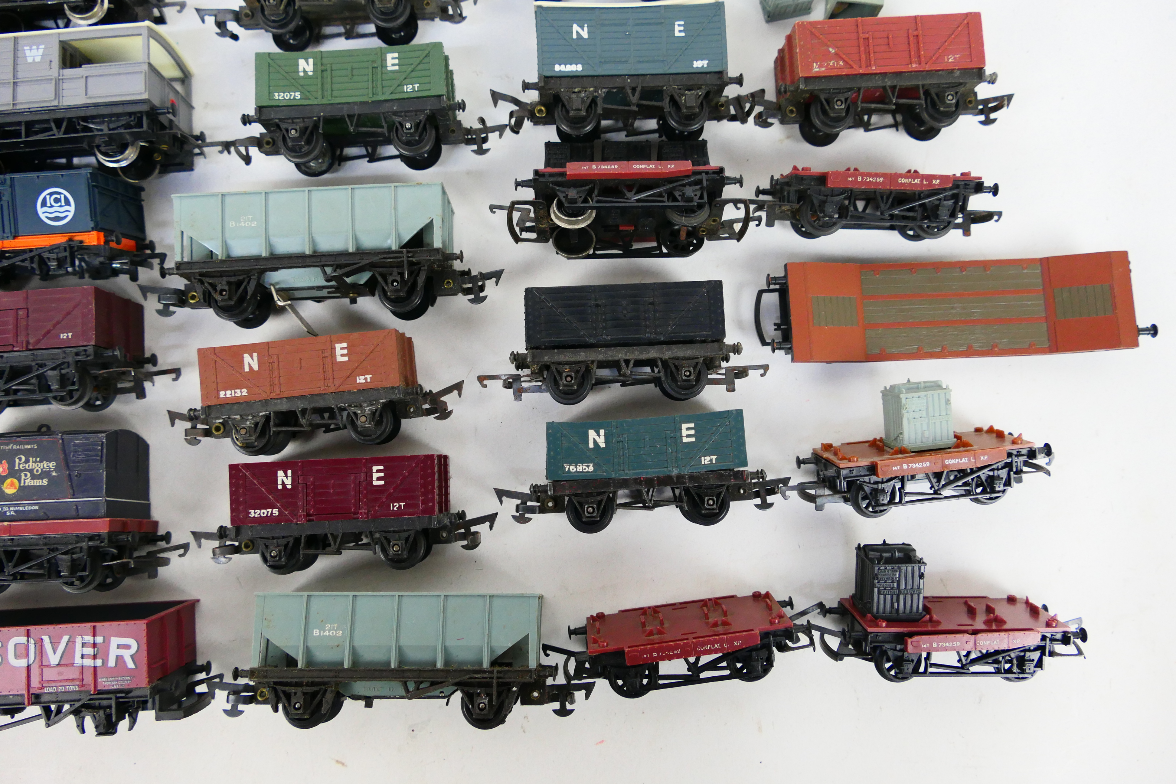Hornby - Triang - An unboxed group of 33 items of OO/HO gauge freight rolling stock. - Image 4 of 4