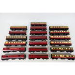 Hornby Dublo - A rake of 20 unboxed Hornby Dublo passenger coaches.