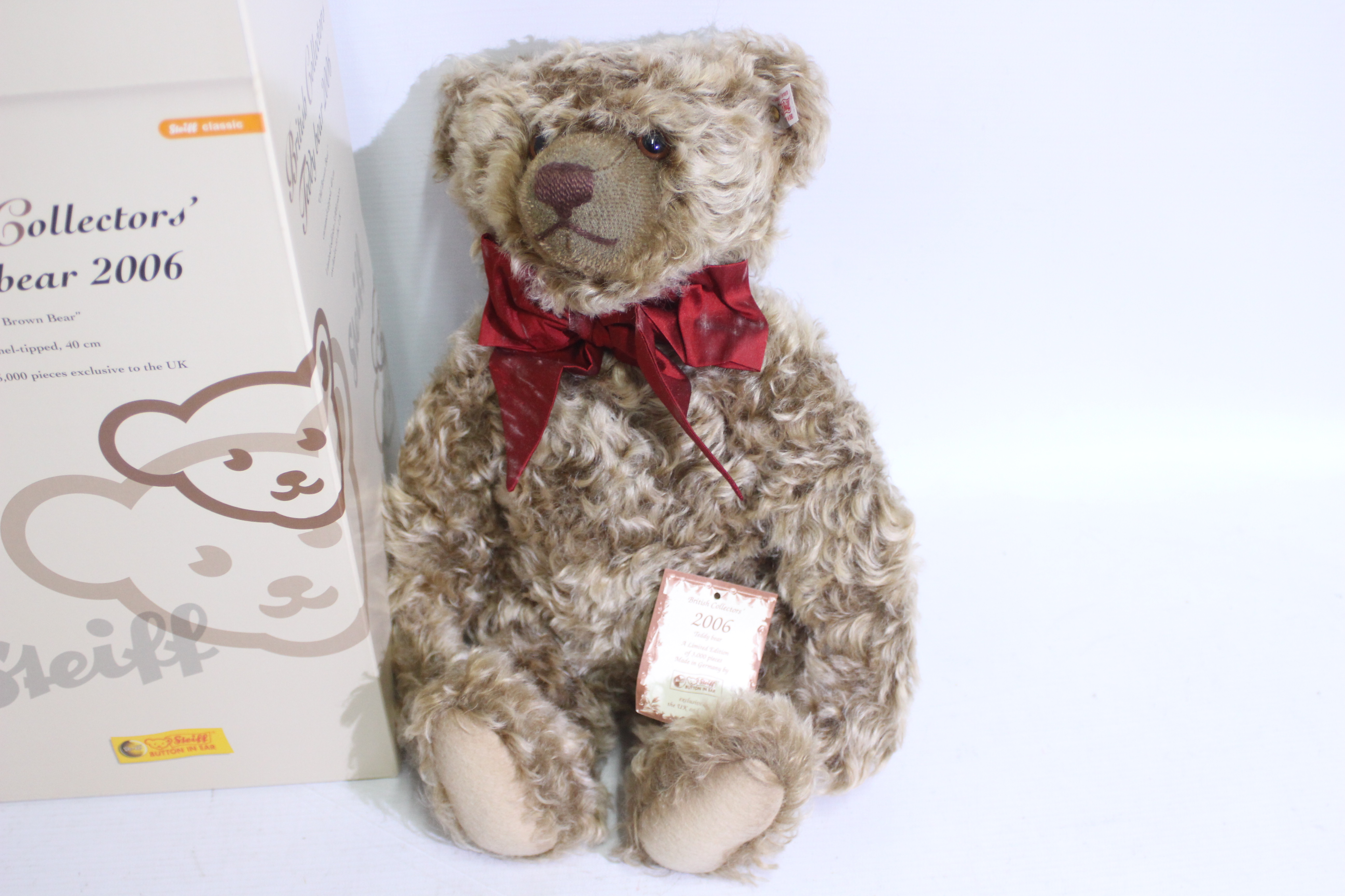 Steiff - A limited edition boxed mohair British Collector's 2006 teddy bear - The #662218 'Old - Image 4 of 4