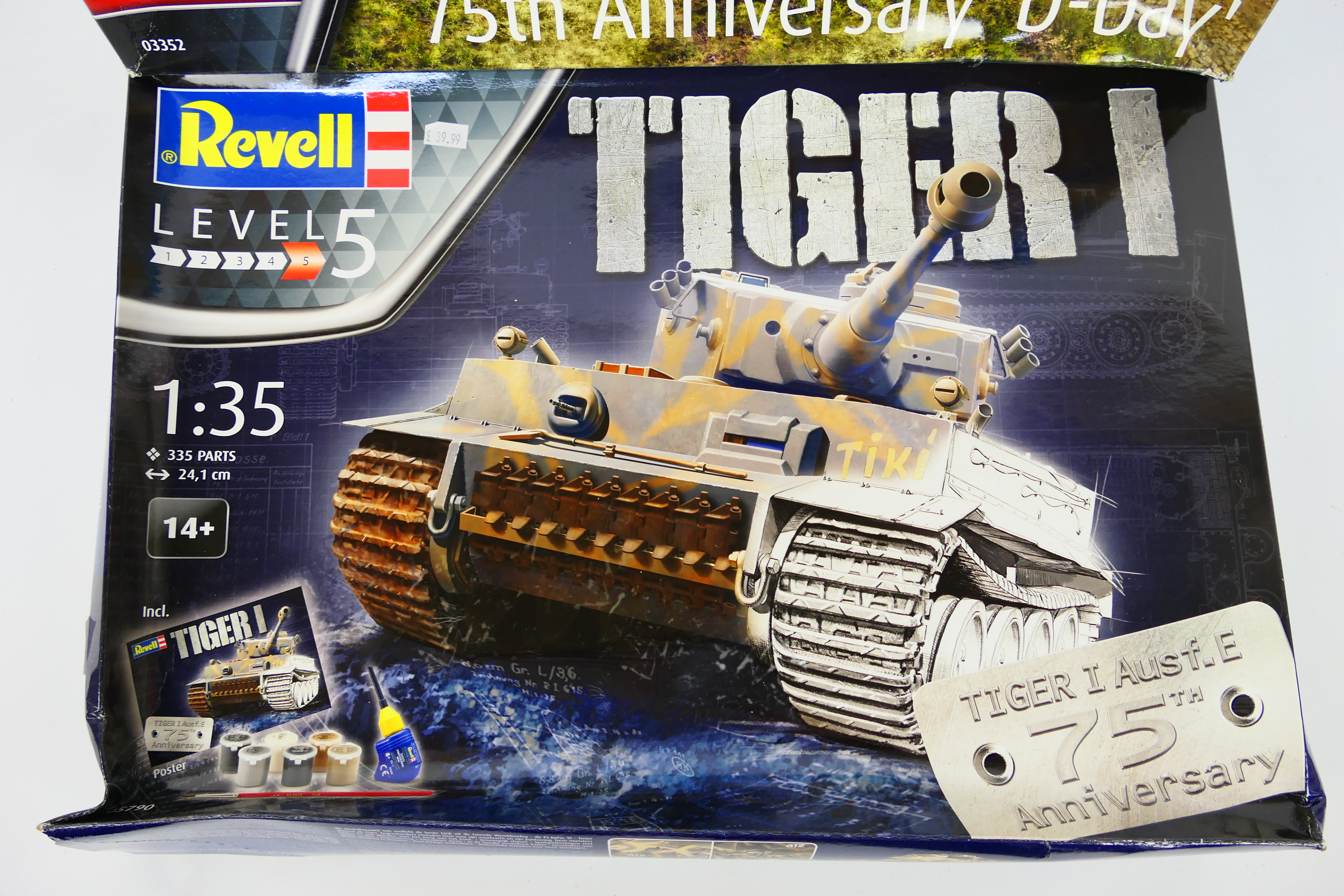 Revell - Two boxed plastic model kits from Revell. - Image 3 of 3