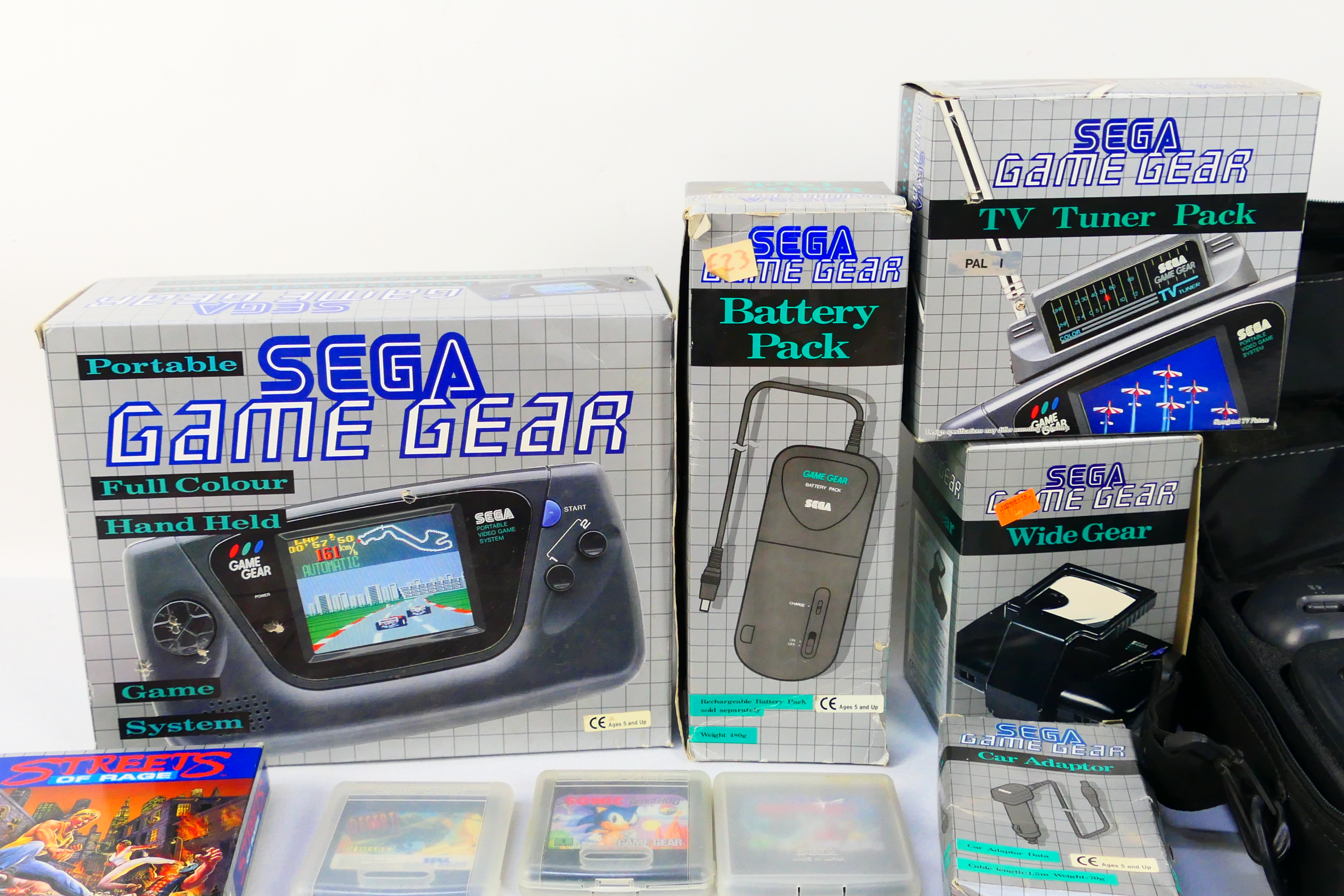 Sega - A Sega Game Gear with accessories including battery pack, - Bild 2 aus 11