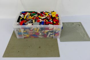 Lego - A quantity of lego weighing in at 4kg appearing in Excellent condition.