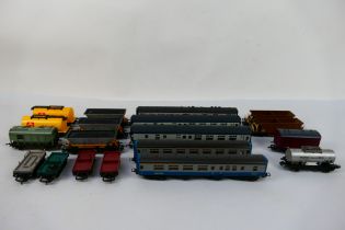 Mainline - Lima - Hornby - Mainline - A group of OO gauge coaches and wagons including a Buffet