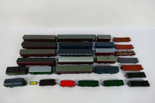 Lima - Bachmann - Mainline - Wrenn - A collection of unboxed OO gauge wagons and coaches including