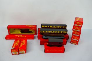 Tri-ang - A collection of boxed OO gauge rolling stock including 2 x Shell tank wagons # R.