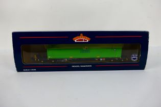 Bachmann - A boxed OO gauge Intermodal & container set in Consent Leasing livery # 37-300A.