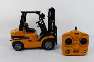 A Huina Remote Control Fork Lift Truck 2.4G 8Ch on a 1:10 Scale.