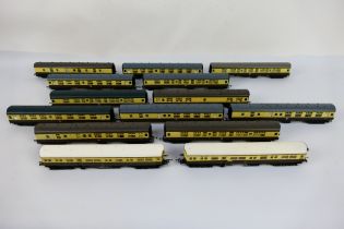 Hornby - 14 x unboxed OO gauge coaches in brown and cream livery including 2 x GWR Autocoaches #