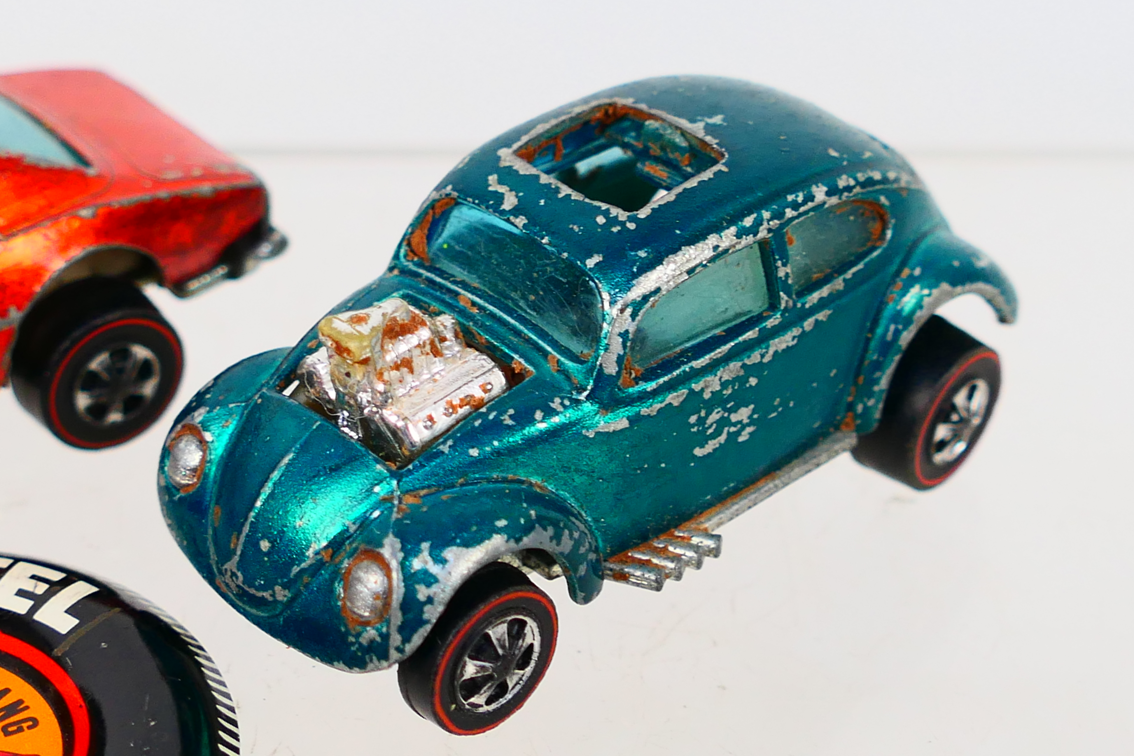 Hot Wheels - Redline. Two loose Redline's and a Mattel Hot Wheels badge. - Image 2 of 5