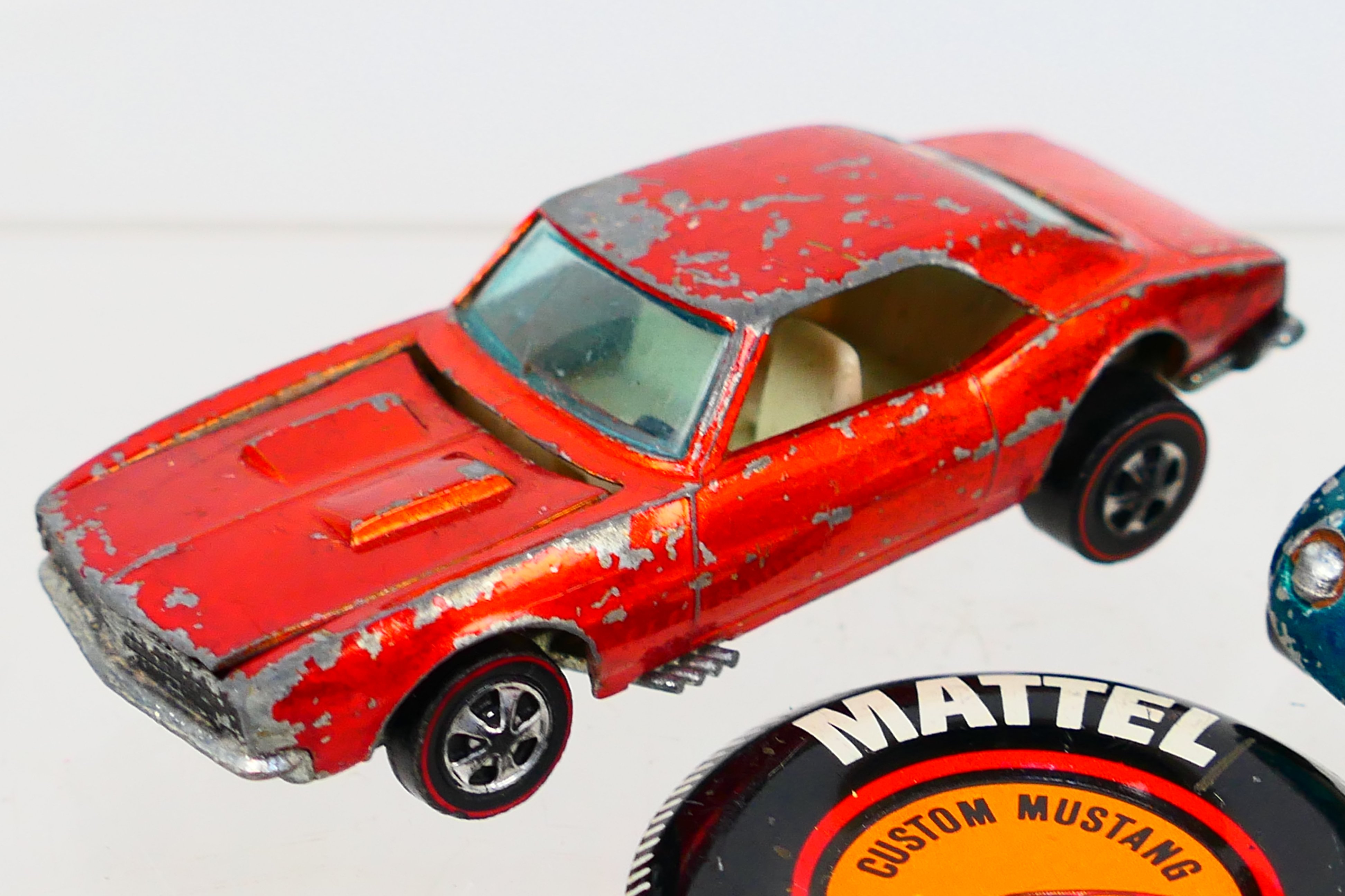 Hot Wheels - Redline. Two loose Redline's and a Mattel Hot Wheels badge. - Image 3 of 5