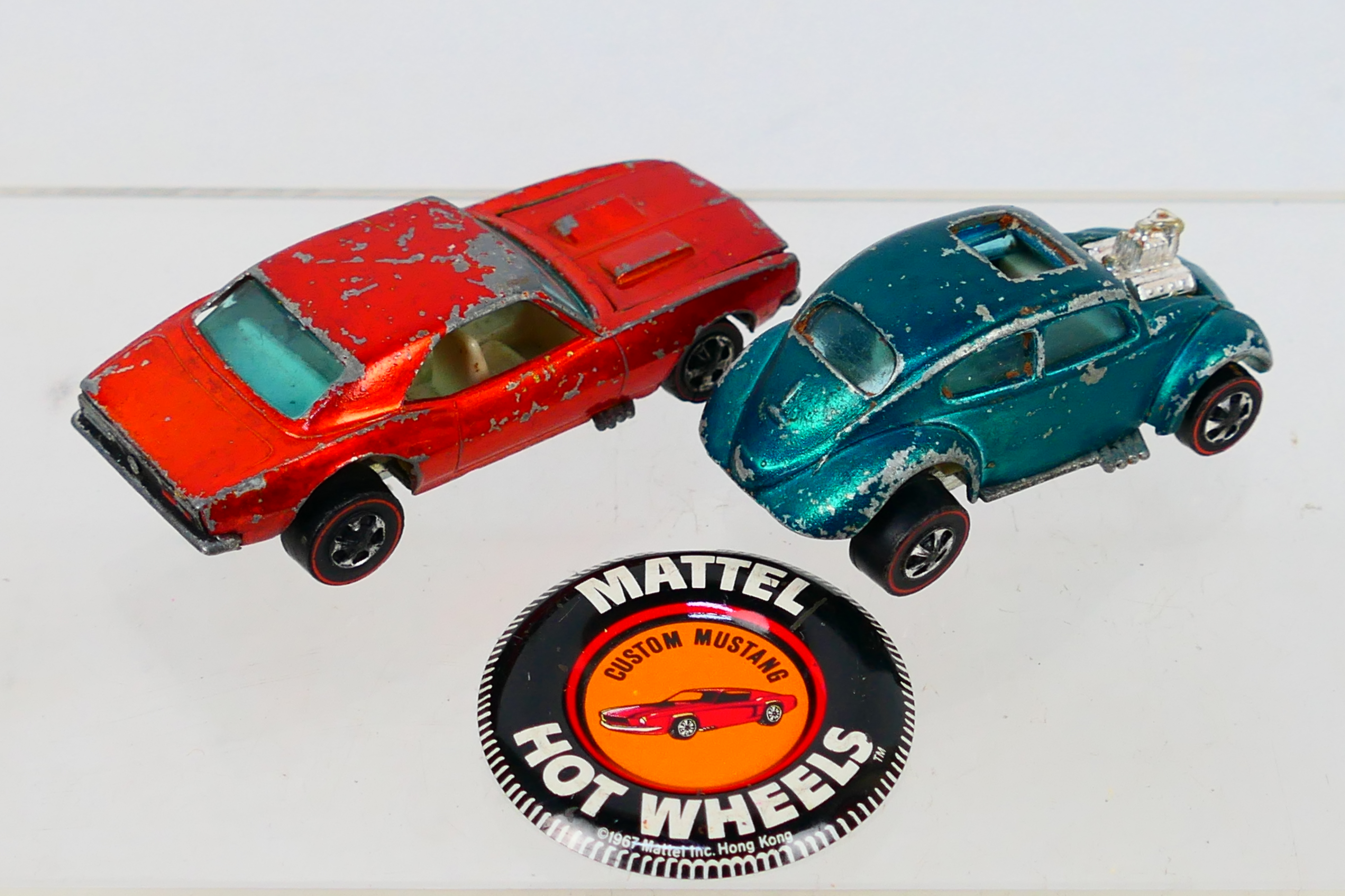 Hot Wheels - Redline. Two loose Redline's and a Mattel Hot Wheels badge. - Image 4 of 5