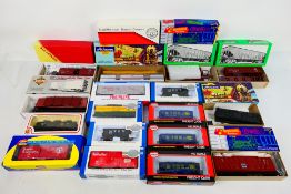 Bachmann - Athearn - Roundhouse - Bowser - 19 x boxed HO/OO gauge wagons,
