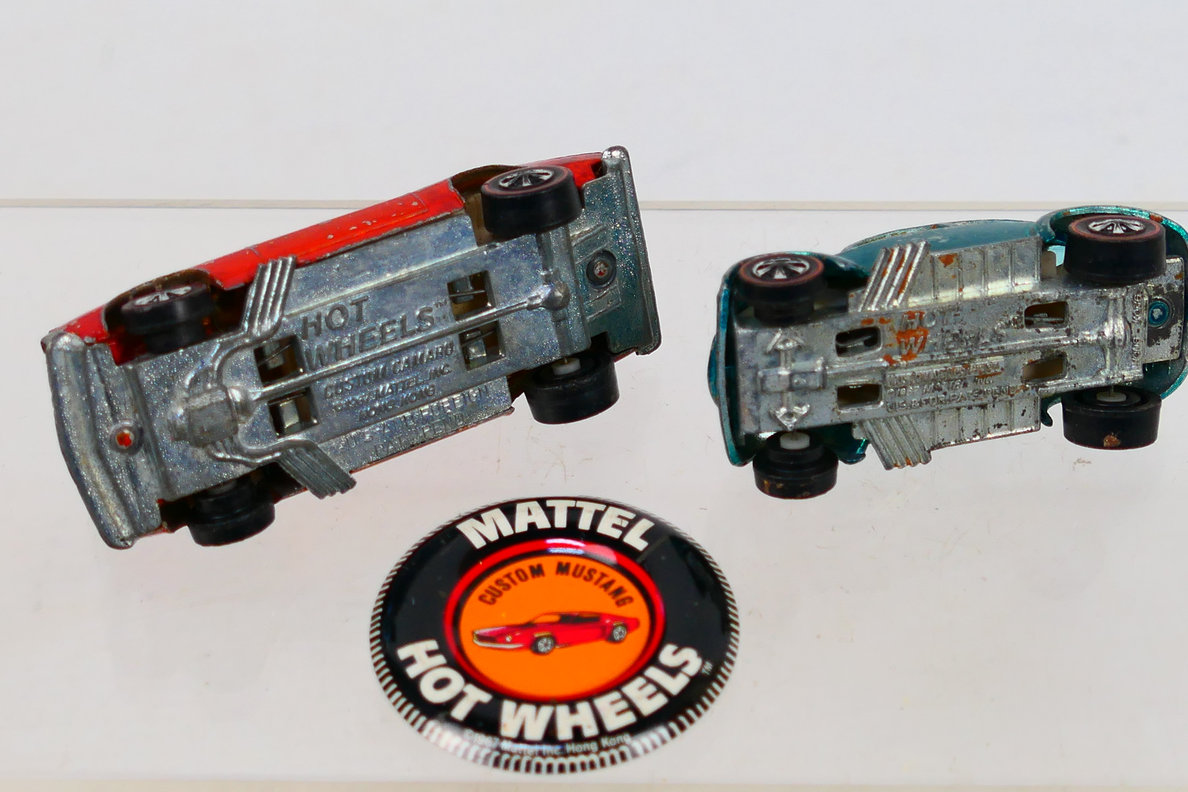 Hot Wheels - Redline. Two loose Redline's and a Mattel Hot Wheels badge. - Image 5 of 5
