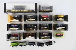 Graham Farish - A collection of predominately boxed Graham Farish N gauge wagons.